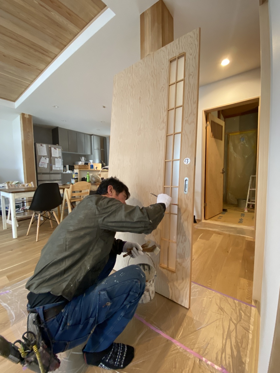 建具を丁寧に塗装する、川脇さん！