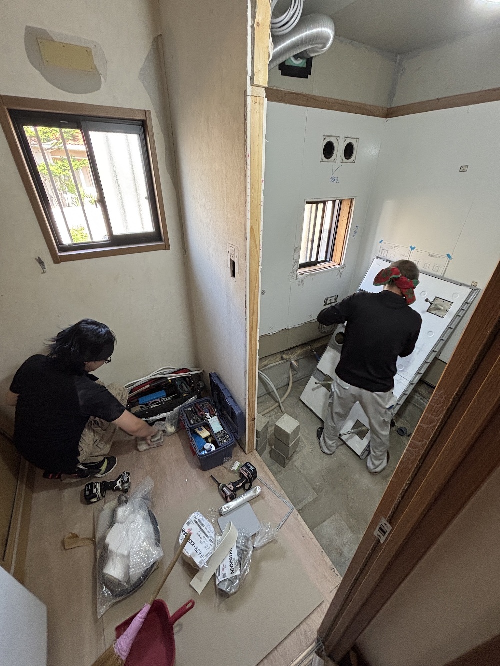今日は、早朝からユニットバスの組み立て工事です