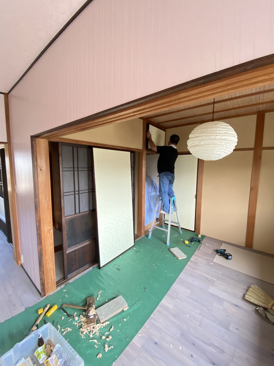 工事も大詰め、切込みに汗流す長瀬建具さん。
