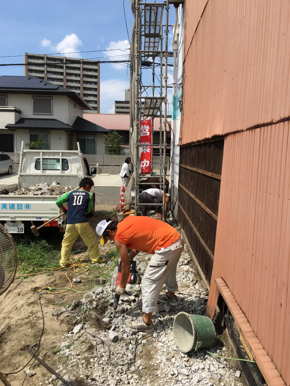 今日は総出で基礎の解体です。