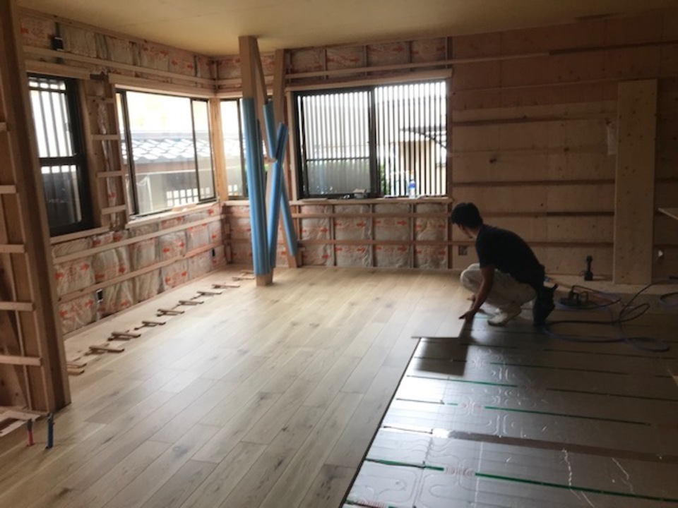 ナラの床材を施工中。