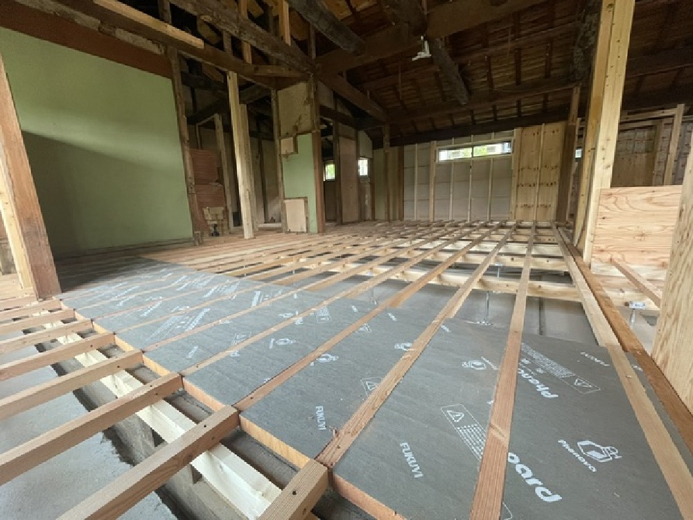 断熱材施工中
