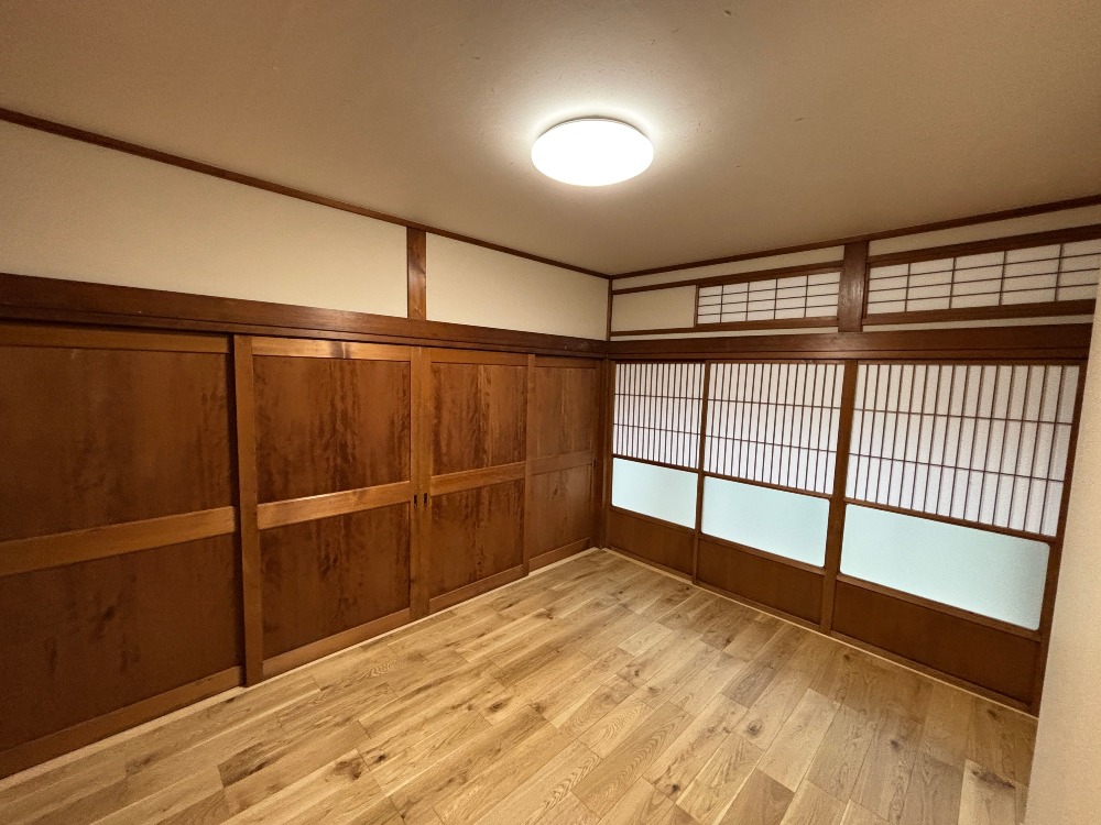 既存の障子、板戸は調整し再利用。 過去と現在が調和した、心地よい住空間です