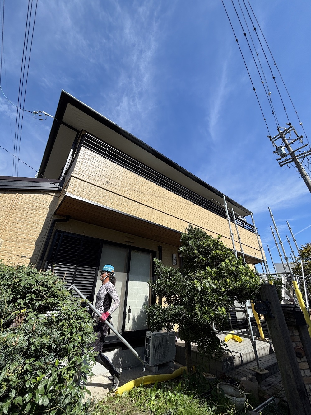 外装工事も終わり、足場の撤去をしています