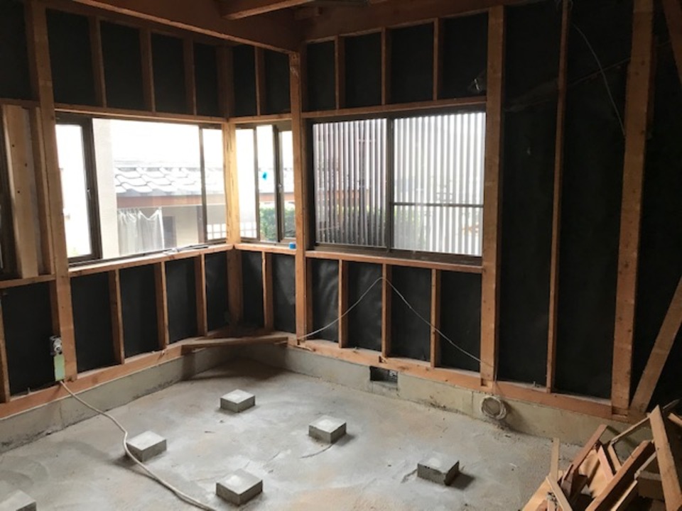 床材の上から柱が建ててあります
