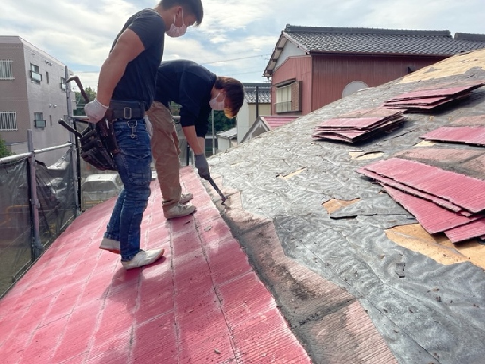 屋根を解体しています（寺西）