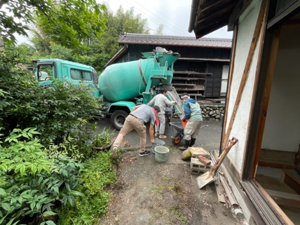 3人で生コン施工中（寺西）