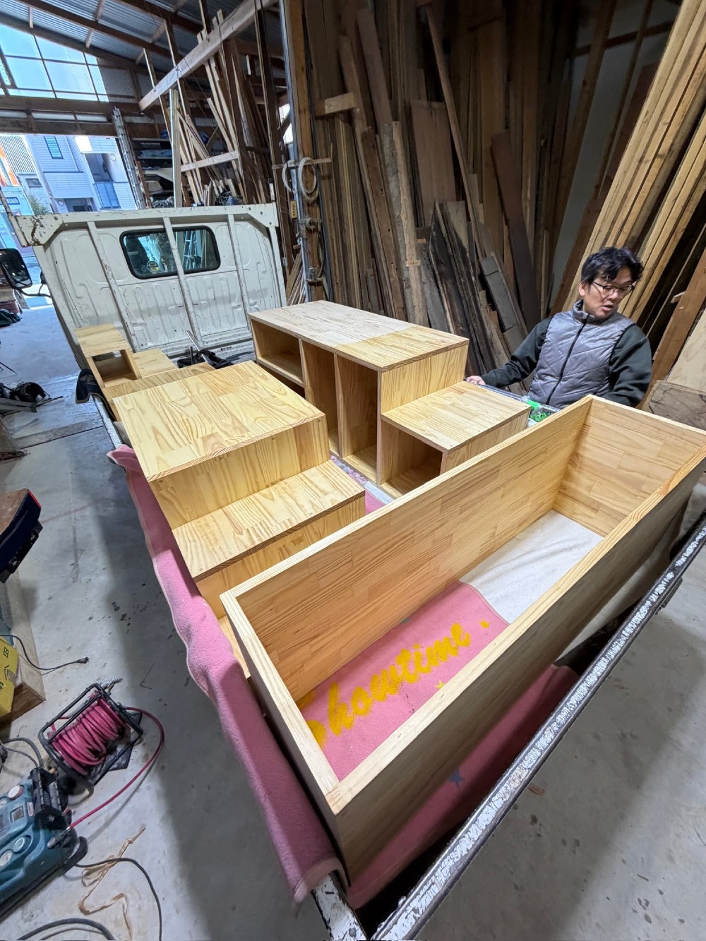 工場で製作した箱階段のパーツを、トラックで現場へ搬入。