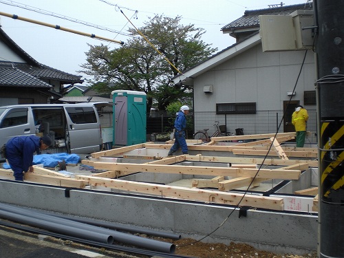 土台の準備をしています。