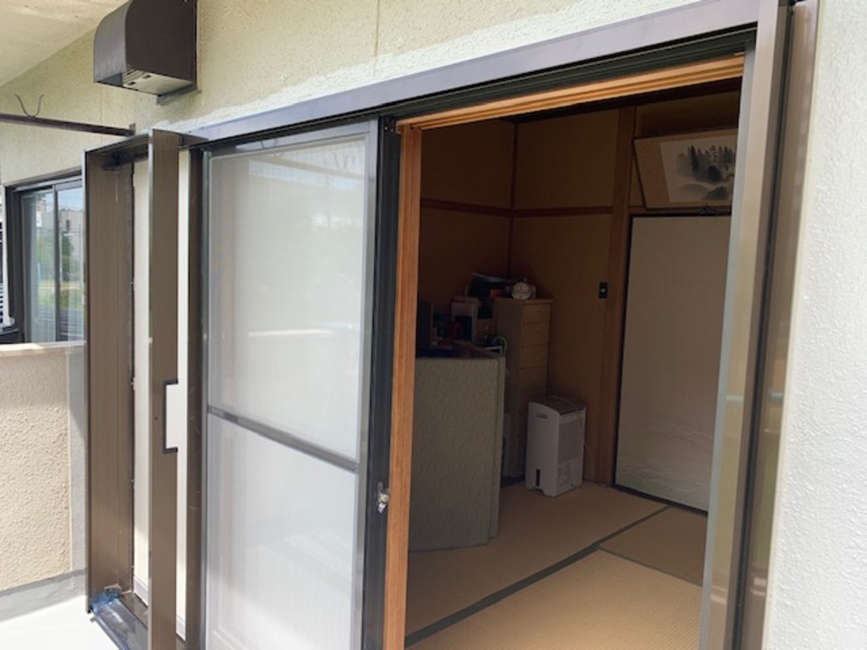 木製雨戸を取り壊し、アルミ雨戸に変更です（E様邸）