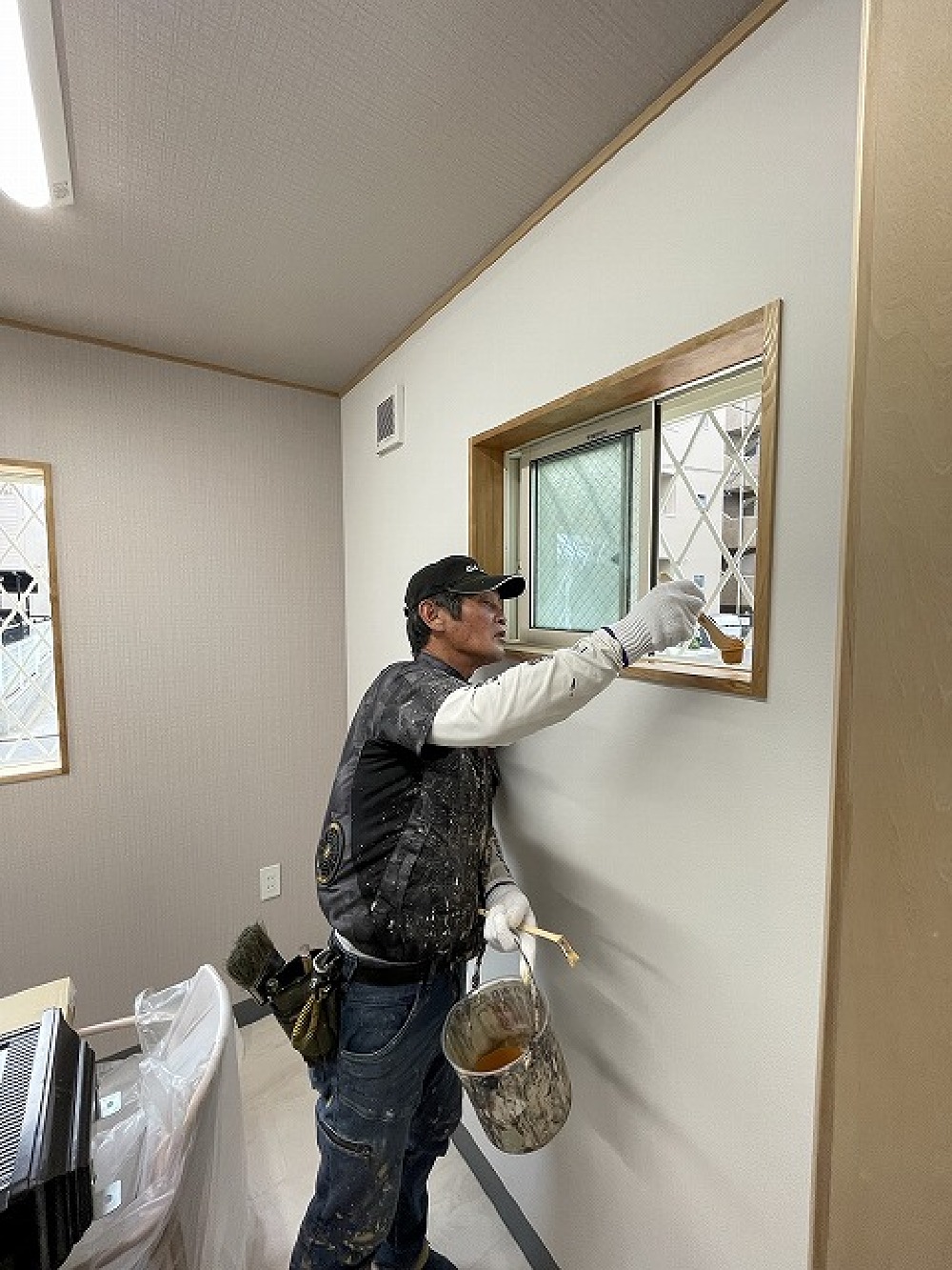  クロス施工が完了したので、カワワキさんに来てもらいました。枠材、建具を塗装していきます（白井）