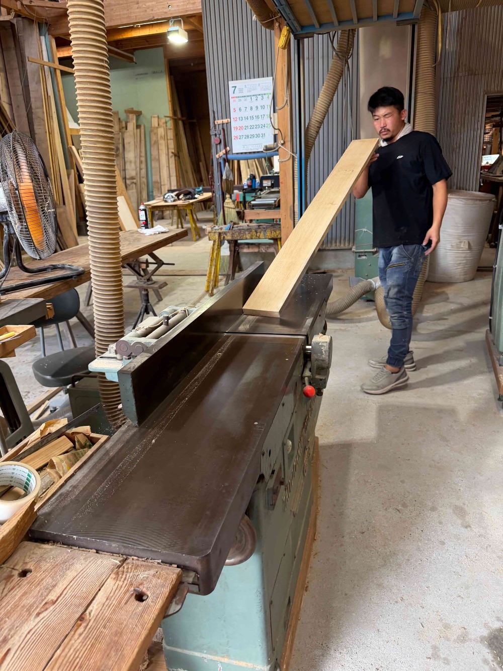 北海道産楡（ニレ）材を使った枠材を製作