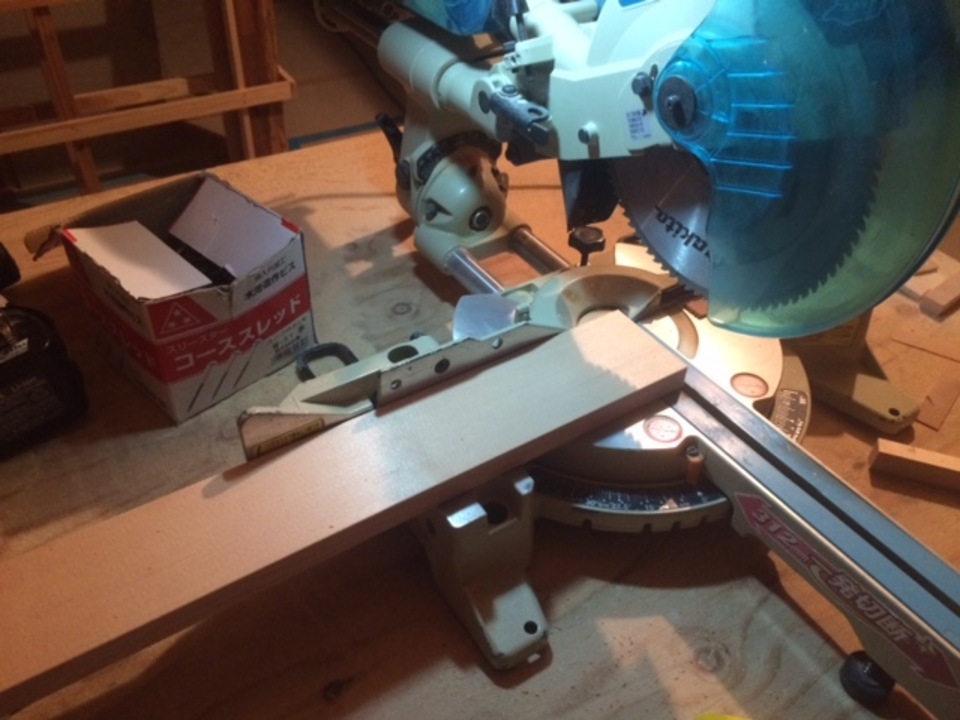 寺西です、吊戸の枠を施工しています。1