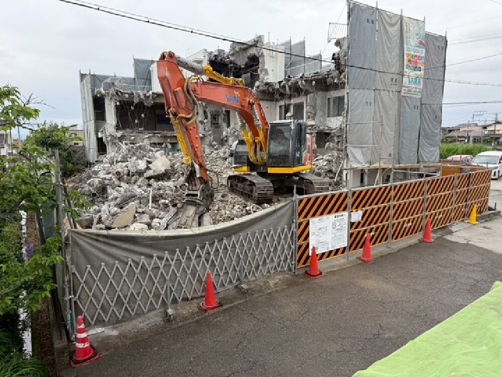 重機を入れて躯体のコンクリートを慎重に崩していきます