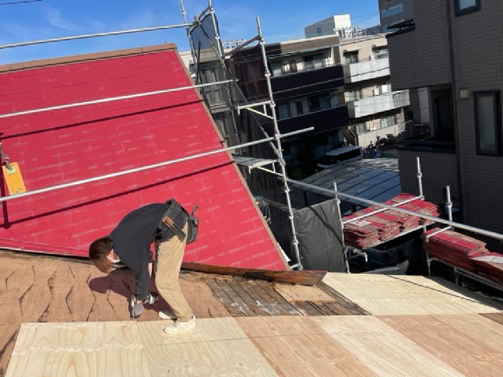 屋根野地増し締め中（寺西）