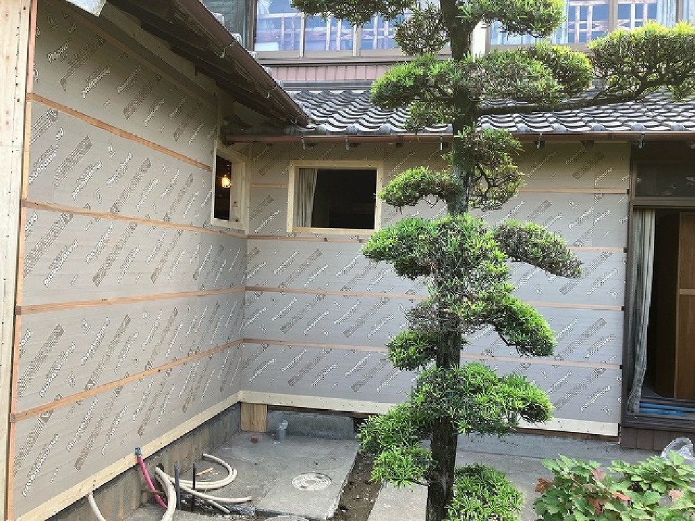 断熱材を入れて透湿シートを貼りました（山本）
