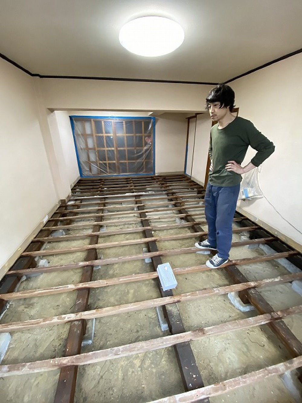 （天白区・T様邸改装工事）既設アピトン材の根太を増し締めして一息つく寺やん