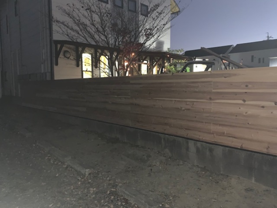 白井です。事務所の塀施工中