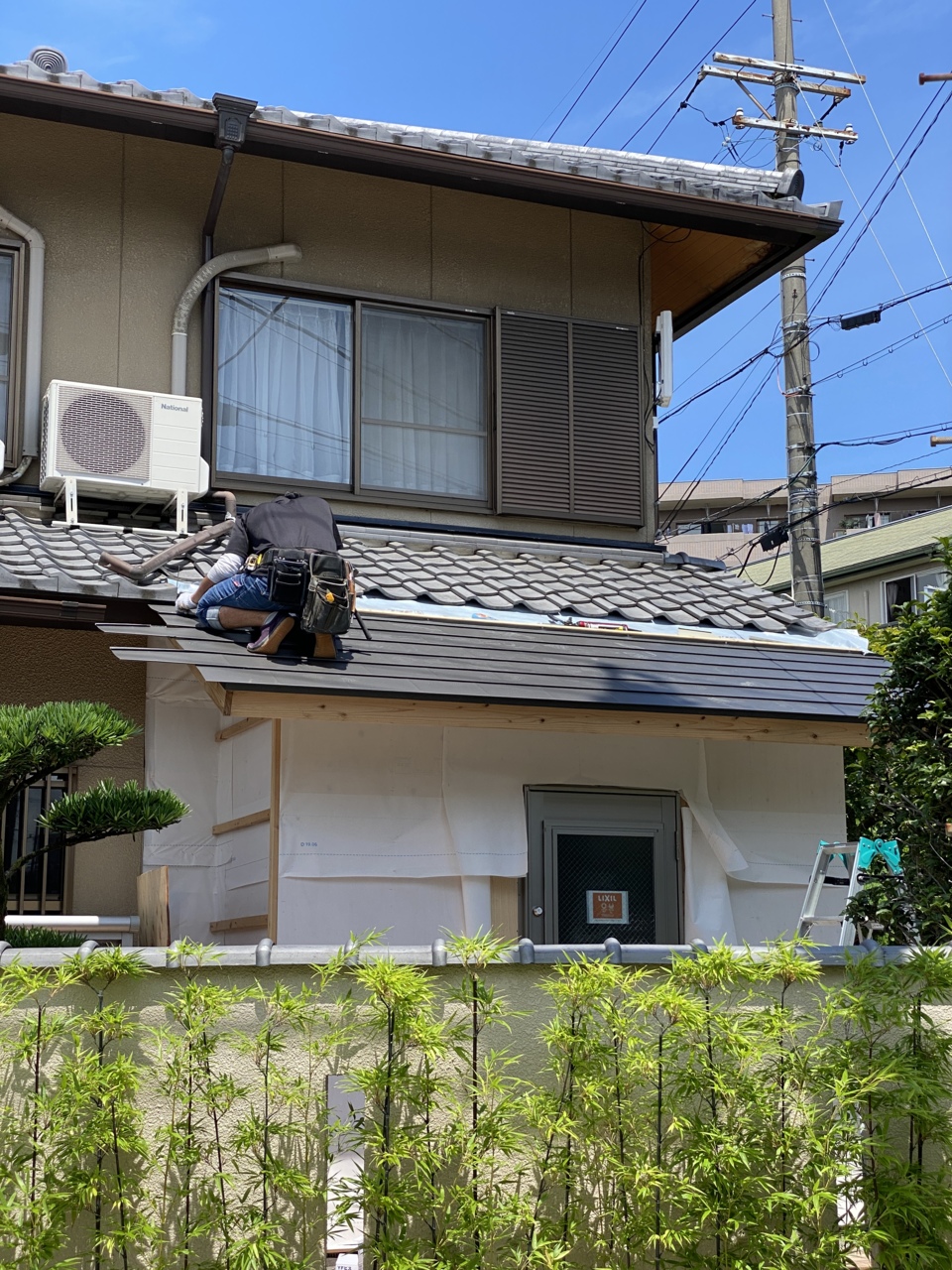 屋根の腰葺き板金で格式を上げ、上品に納めていきます。