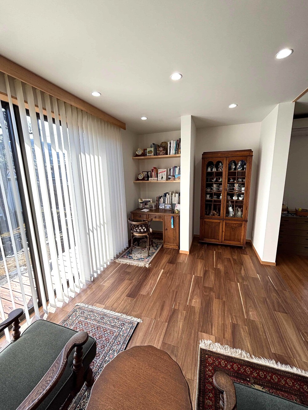 縦型ブラインドの取付け、家具の設置も終わり、 これにて全工事完了です。