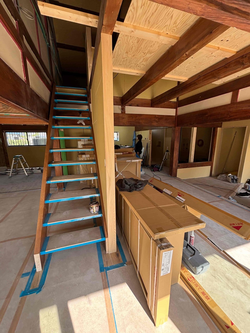 今日はキッチン施工日です（TOTO　ミッテ）  階段周りの造作工事も終わり、木工事もあと少しです。（白井）