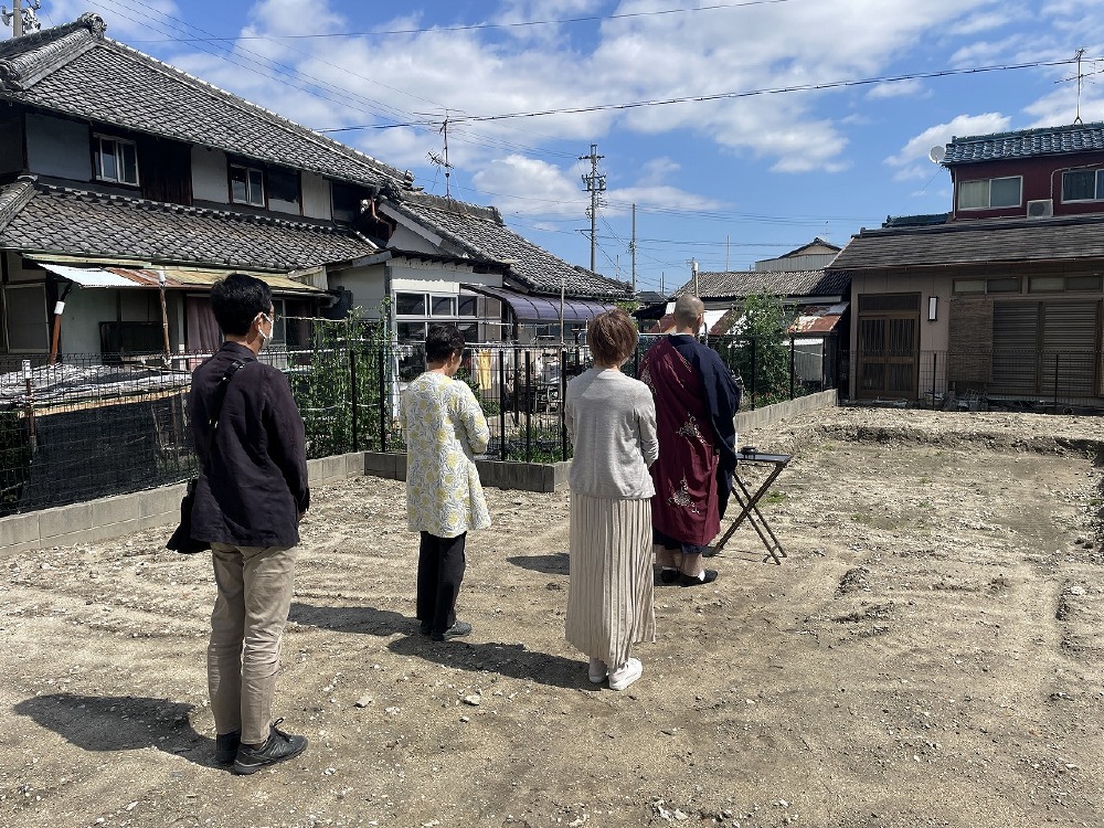 今日は地鎮祭を執り行いました。天気にも恵まれ、 良い日でした（白井）