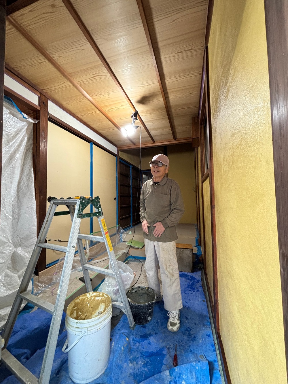 壁の仕上げを進める左官の福田さん