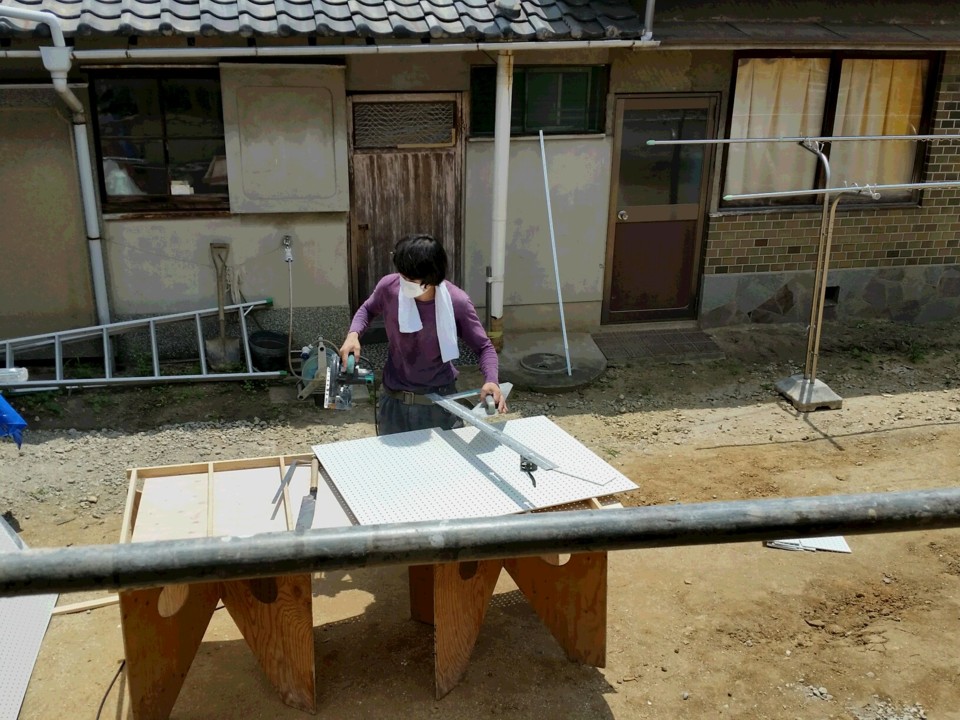 中川です、軒天の材料を切る寺西親方。