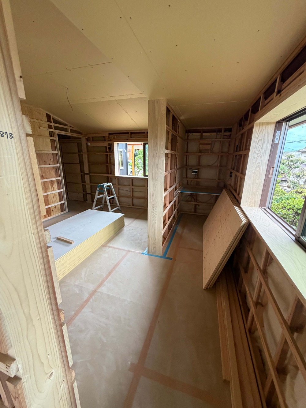 天井も貼り終わり、空間の広がりや 部屋の形がより分かる様になってきました。