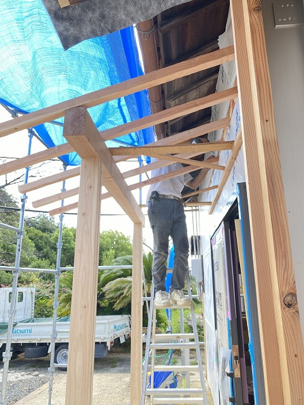 玄関の土庇を建て込む、西やん