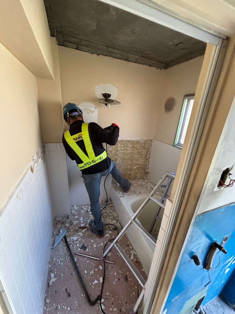 浴室の解体作業