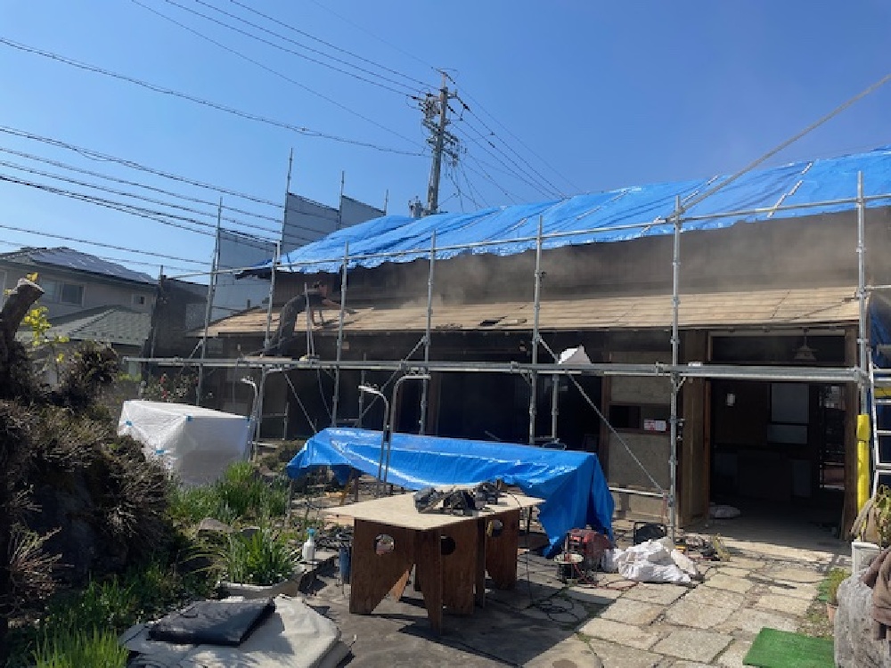 下屋根の下地施工中