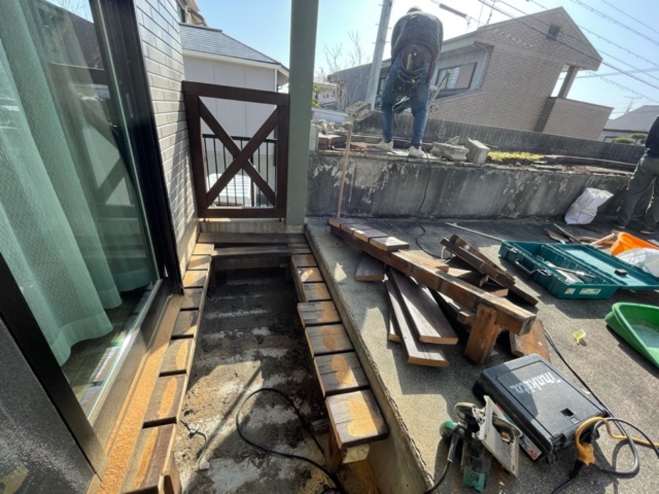I様邸・車庫上防水工事の為ブロック、花壇、デッキ撤去です（白井）