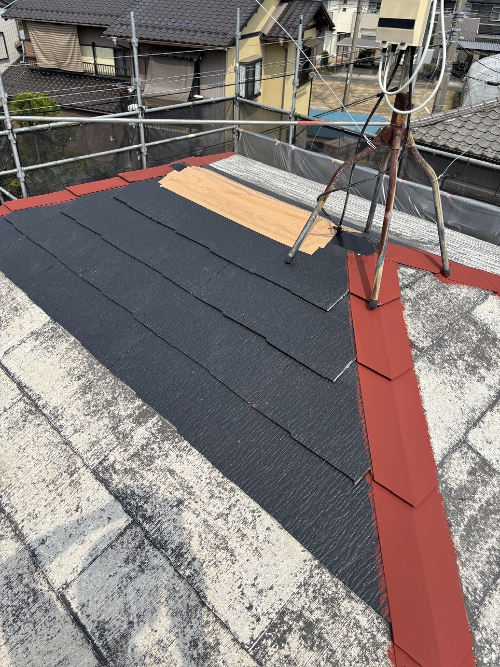 ボロボロだった換気小屋は撤去し、新しいカラーベストを貼り、換気棟を取り付けていきます しっかりコーキングしていきます