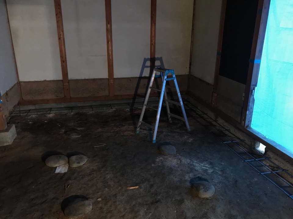 山本です、 土間を打つ部屋に鉄筋を組みました！