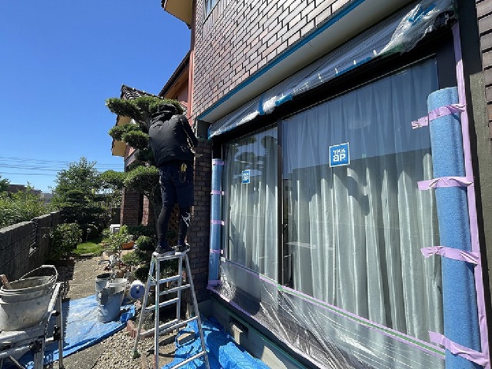 サッシ交換した為、サッシ周りのタイル下地施工中です（白井）