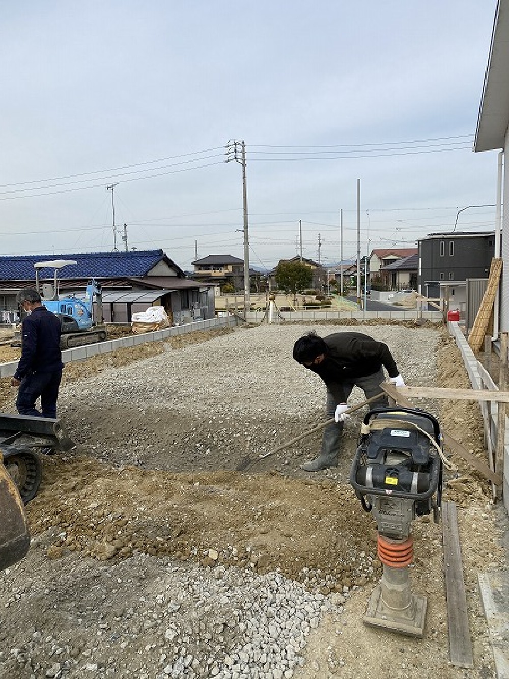 砕石を敷設する増山さん。ありがとうございます