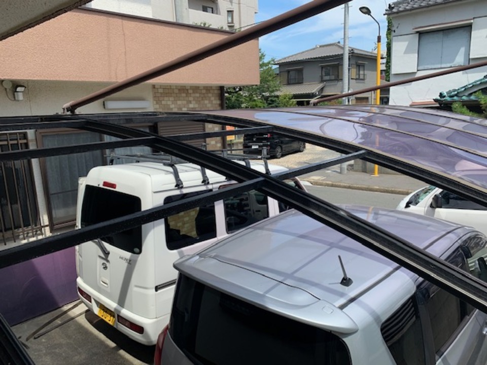 足場を組む為、カーポートの屋根材を一旦外しました（E様邸）