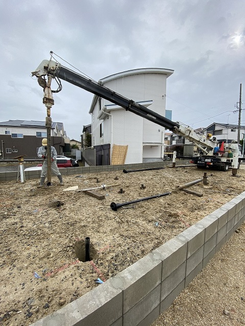 鋼管杭を施工しています（白井）