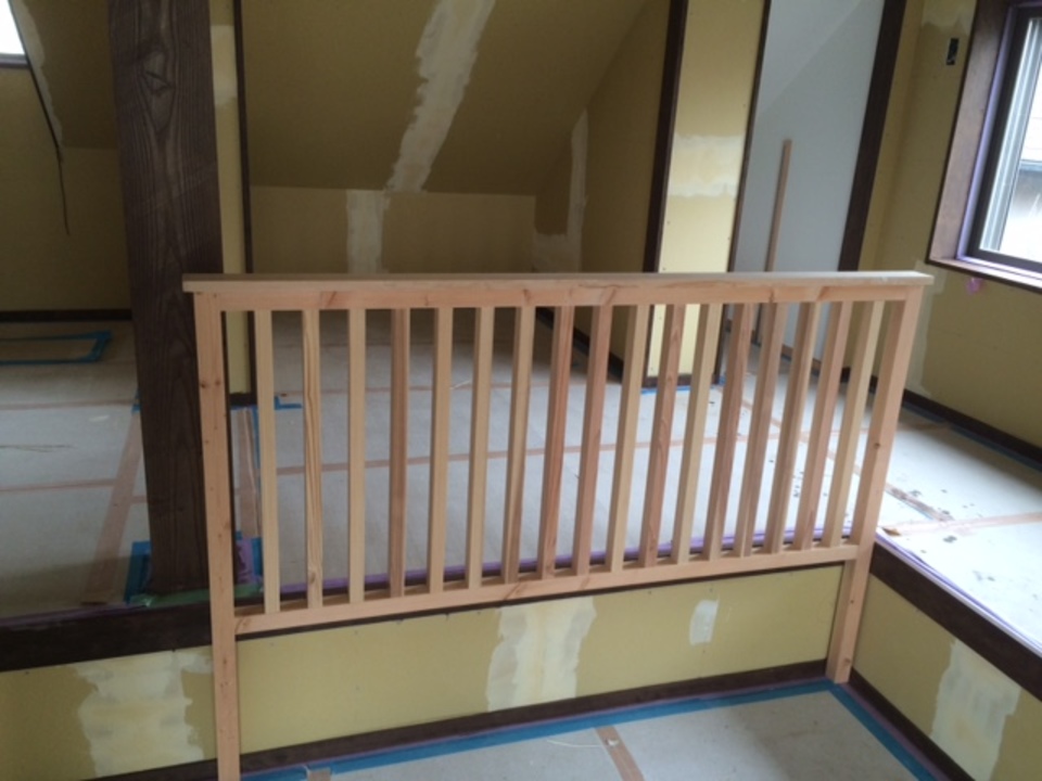 寺西です、 工場で造った手摺格子を仮取付しました、良い感じでした！
