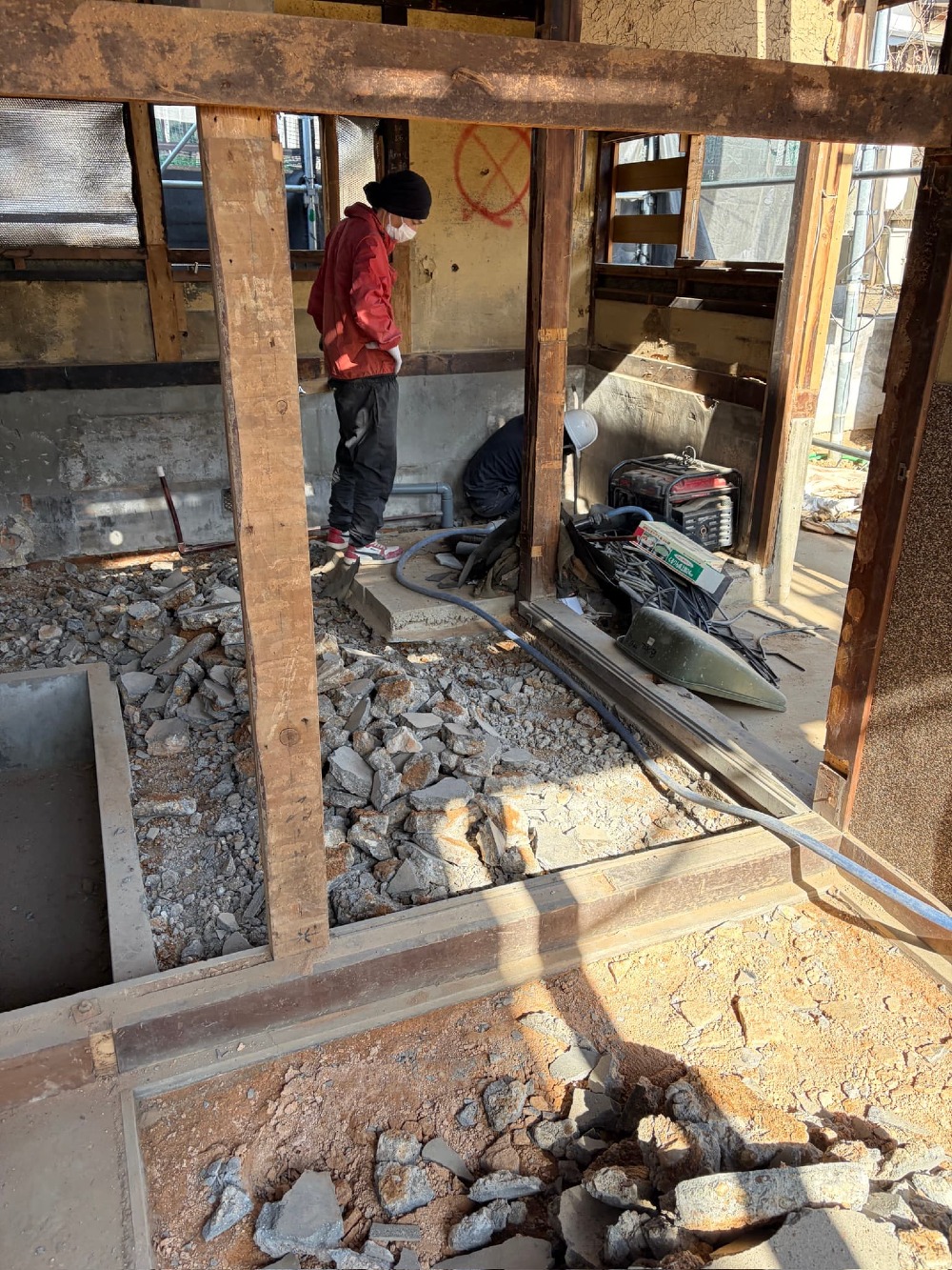 解体工事も大詰め 土間の斫り工事に取り掛かっています