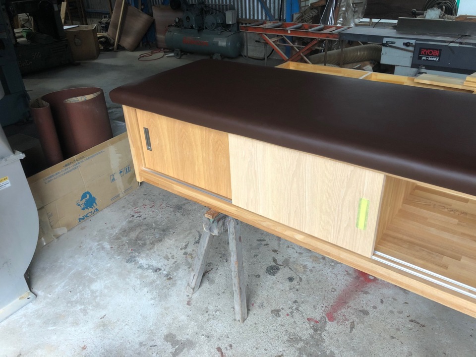 ベンチソファーの建具塗装中です（B様邸・オーダー家具）