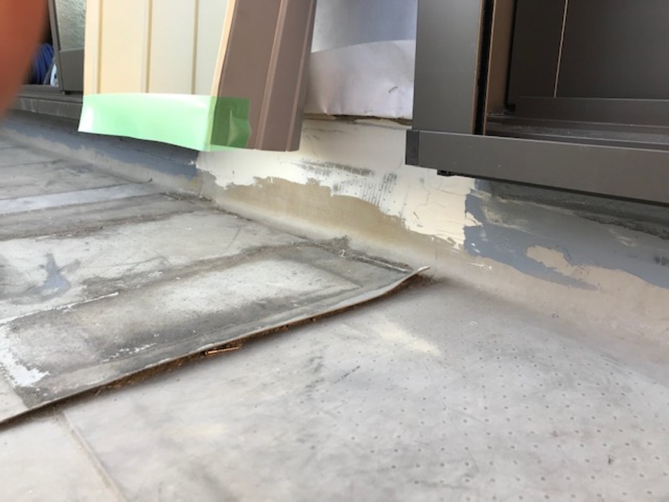 サッシ下の防水工事中。