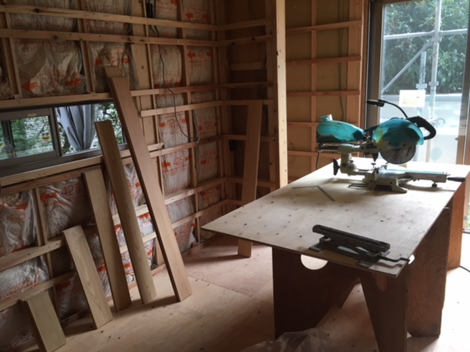 寺西です、引き続き床材を施工中。