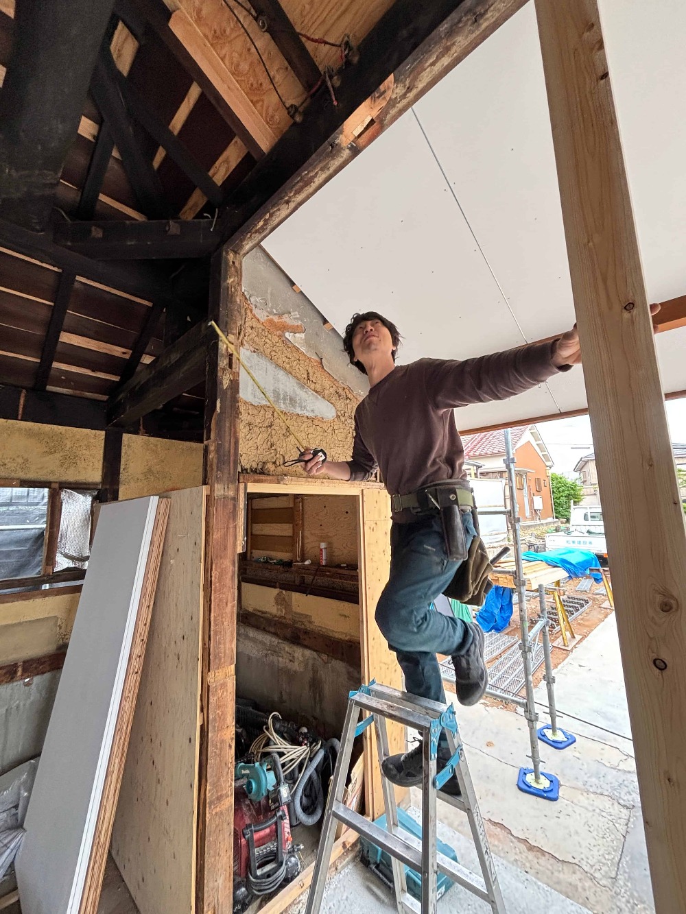 柱を建てています