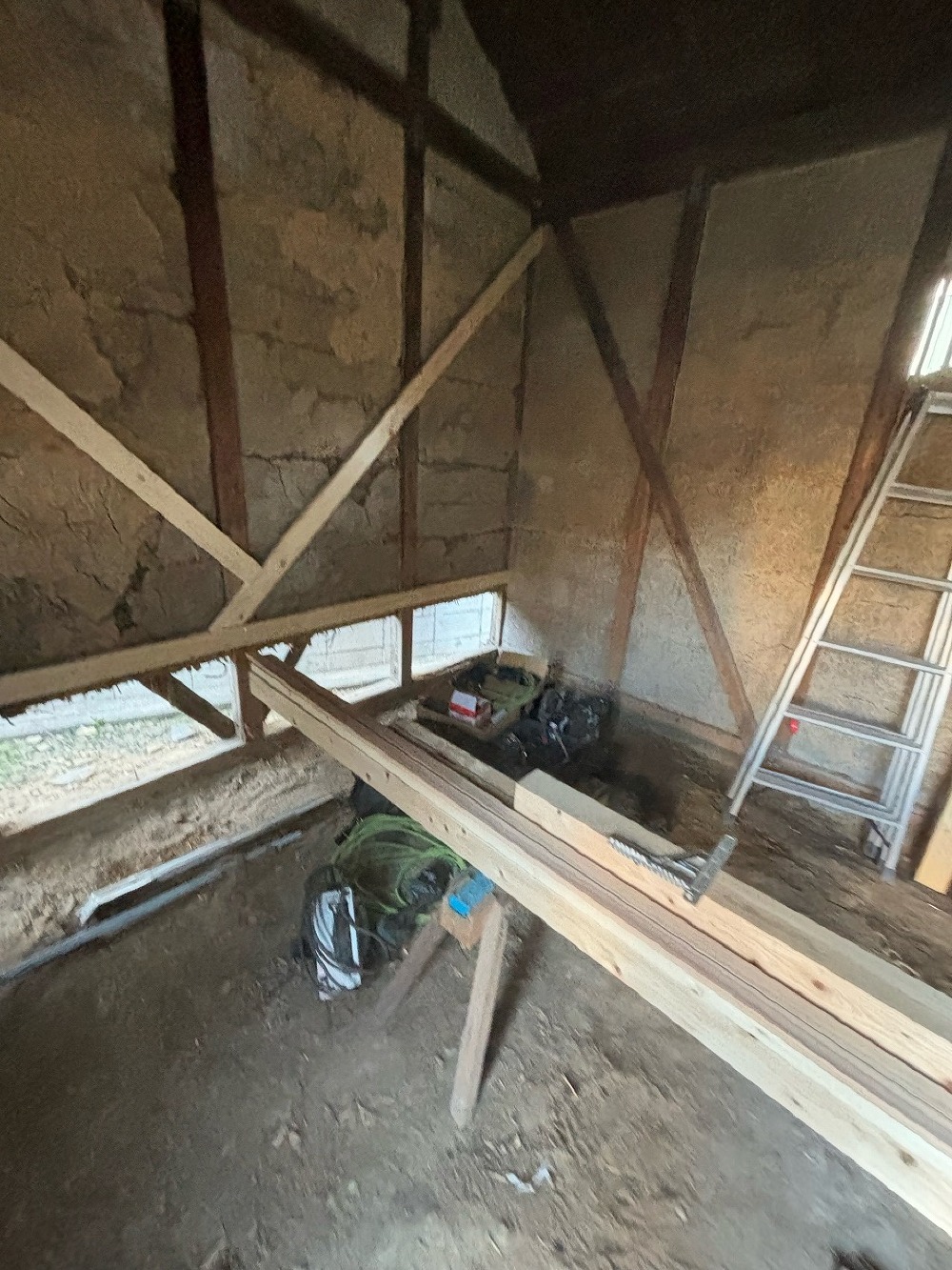 天白区のN様邸・小屋の改装工事をご依頼いただきました。小屋の解体をおこなっています（三浦）