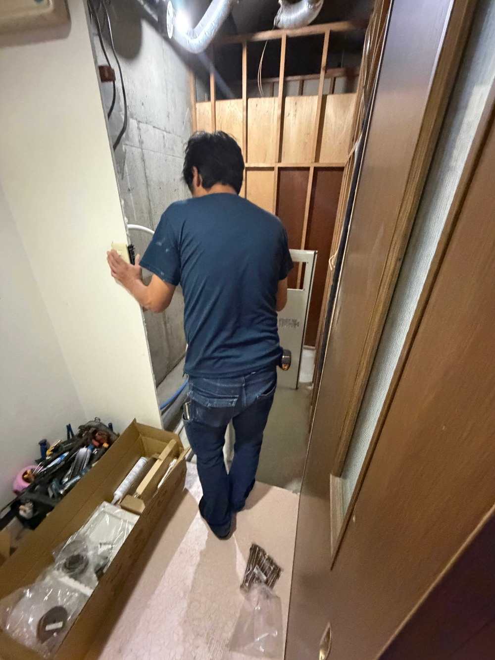 （賃貸マンション改装工事）バス施工日 3階まで階段での手上げ搬入です。 無事に設置完了しました。