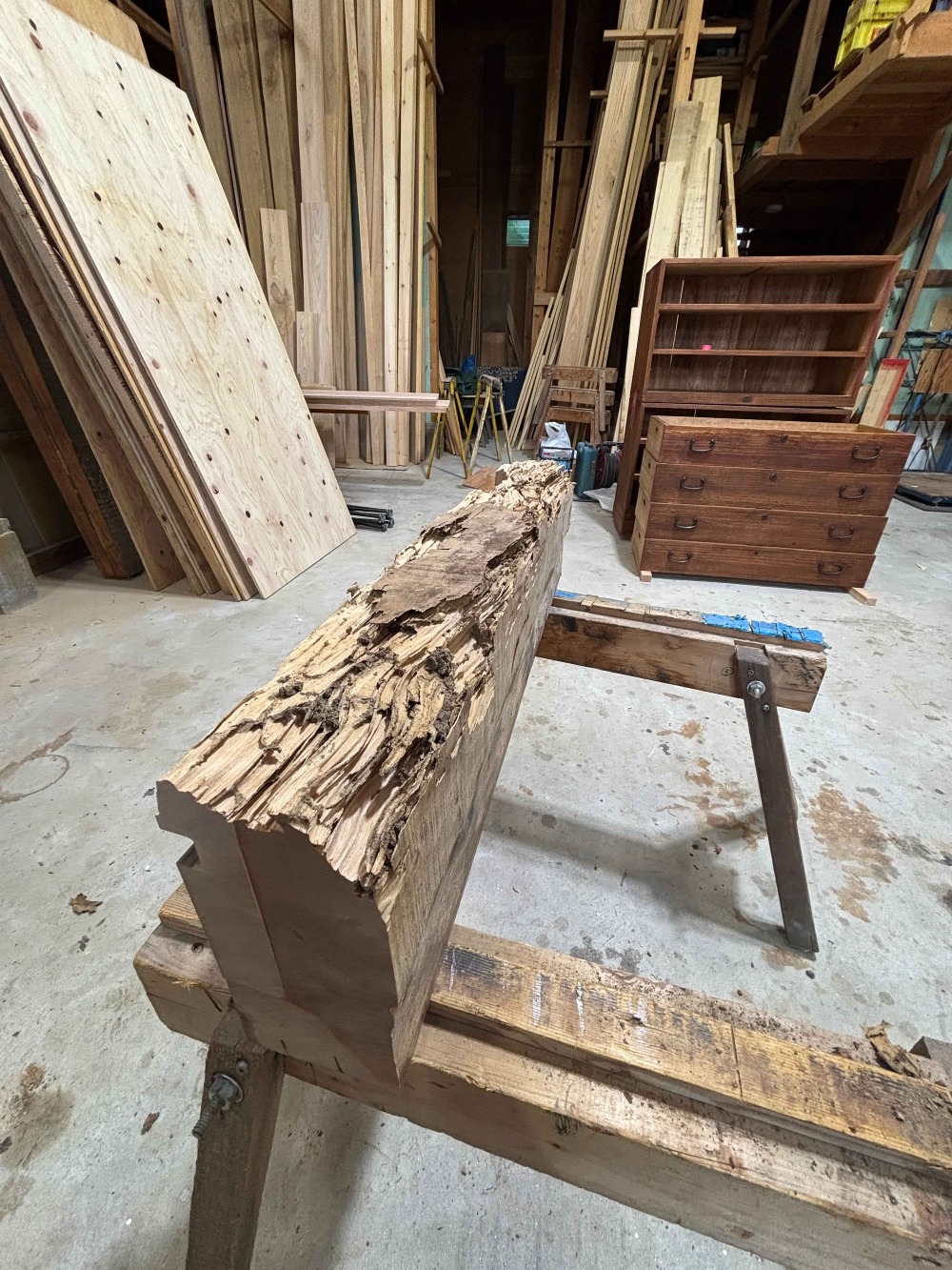 予定では既設のまま敷居兼用の足固めとして使用するつもりでしたが、想像以上に傷みが激しく断念しました。 そこで「どこかに使えないか」と考え、加工を施した結果、仏框として生まれ変わりました。（白井）