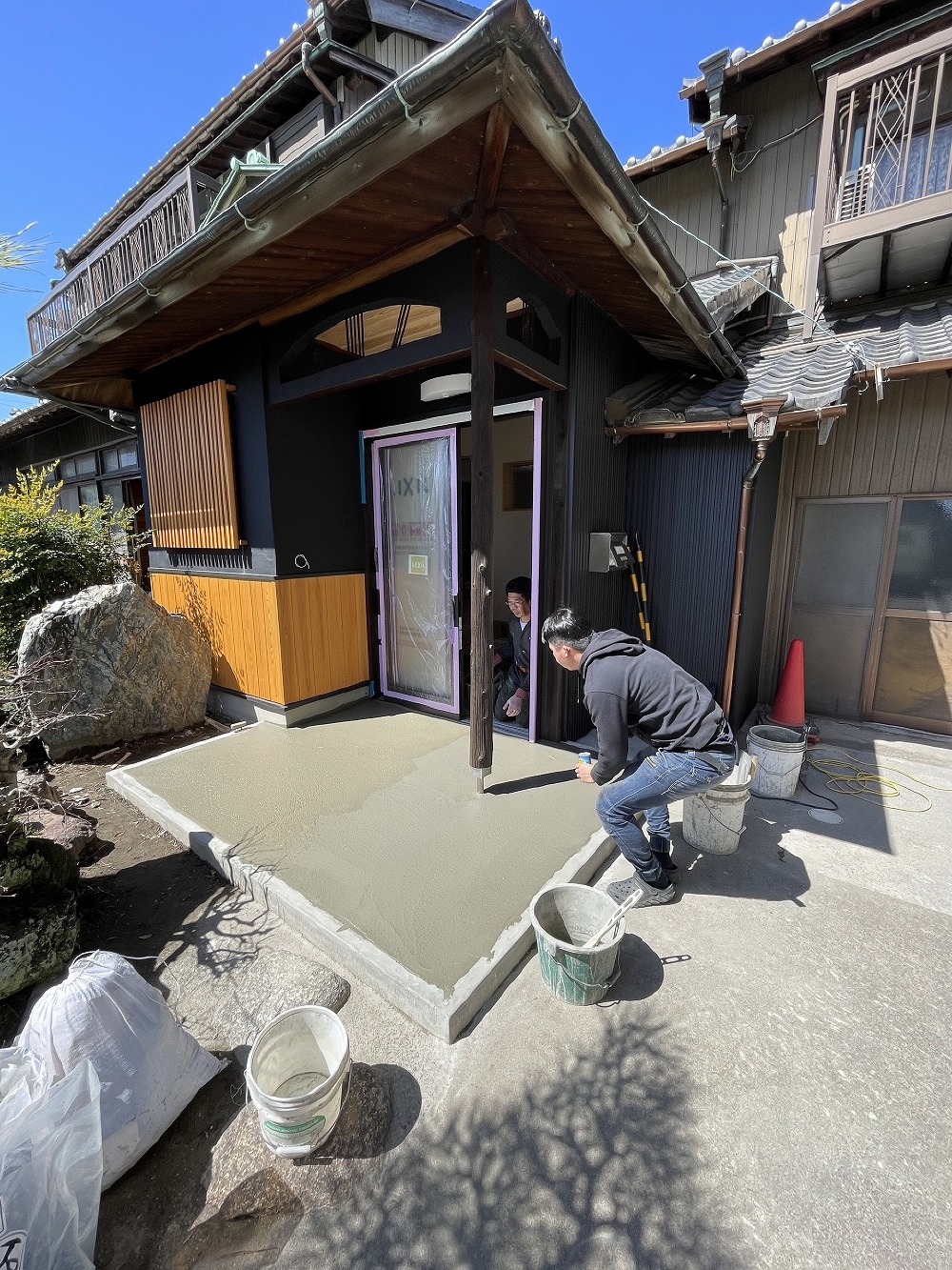 間瀬左官さんは昼御飯も無しで洗い出し仕上げ真っ最中。  山ちゃんも興味津々です（白井）