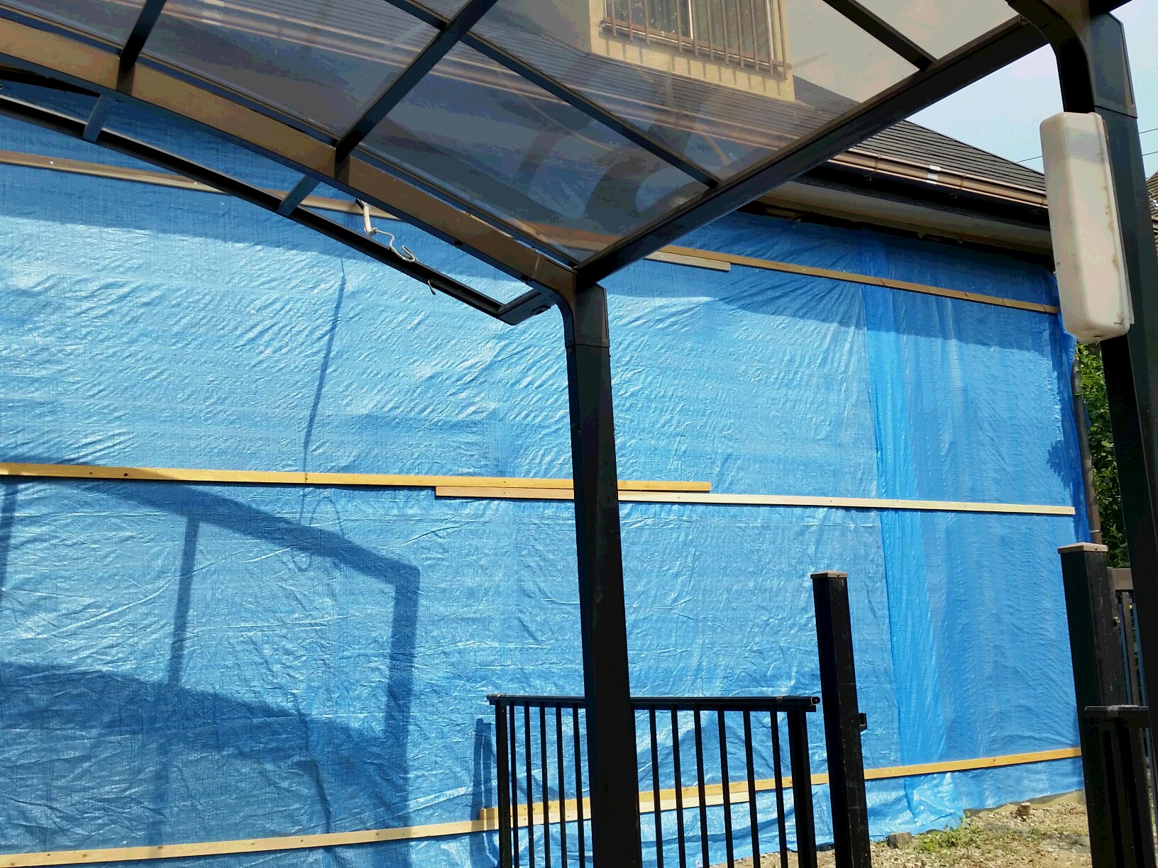 中川です、西面を養生しました。